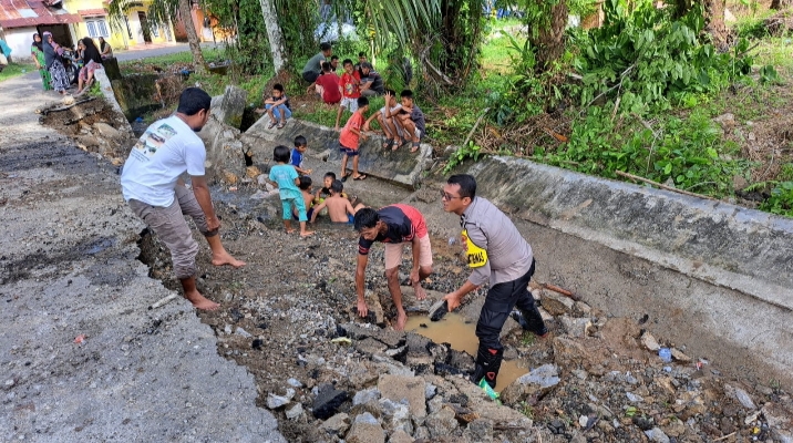 Bhabinkamtibmas Polsek Tapaktuan Bersama Warga Gotong royong Perbaiki Jalan terdampak Longsor