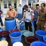 Pj. Bupati Aceh Besar Tinjau Pendistribusian Air Bersih kepada Masyarakat Lhoknga