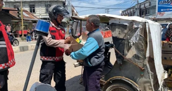 Ditsamapta Polda Aceh Bagikan Sembako Dalam Rangka Berkah Harkitnas