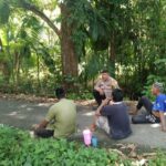 Sambang Desa, Bhabinkamtibmas Polsek Labuhanhaji Timur ngobrol Santai bersama Masyarakat