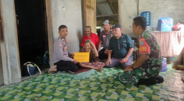 Sinergi Bhabinkamtibmas dan Babinsa Monitor Penyaluran BLT Ekstrim DD April-Mei 2024 di Desa Pasi Geulima