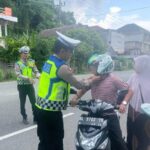 Satlantas Polres Aceh Selatan Berikan Teguran Humanis Kepada Pelanggar Lalu Lintas