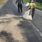 Ada Tumpahan Solar: Kasat Lantas, Bagi Pengendara yang Melintas di Gunong Trans Agar Berhati Hati