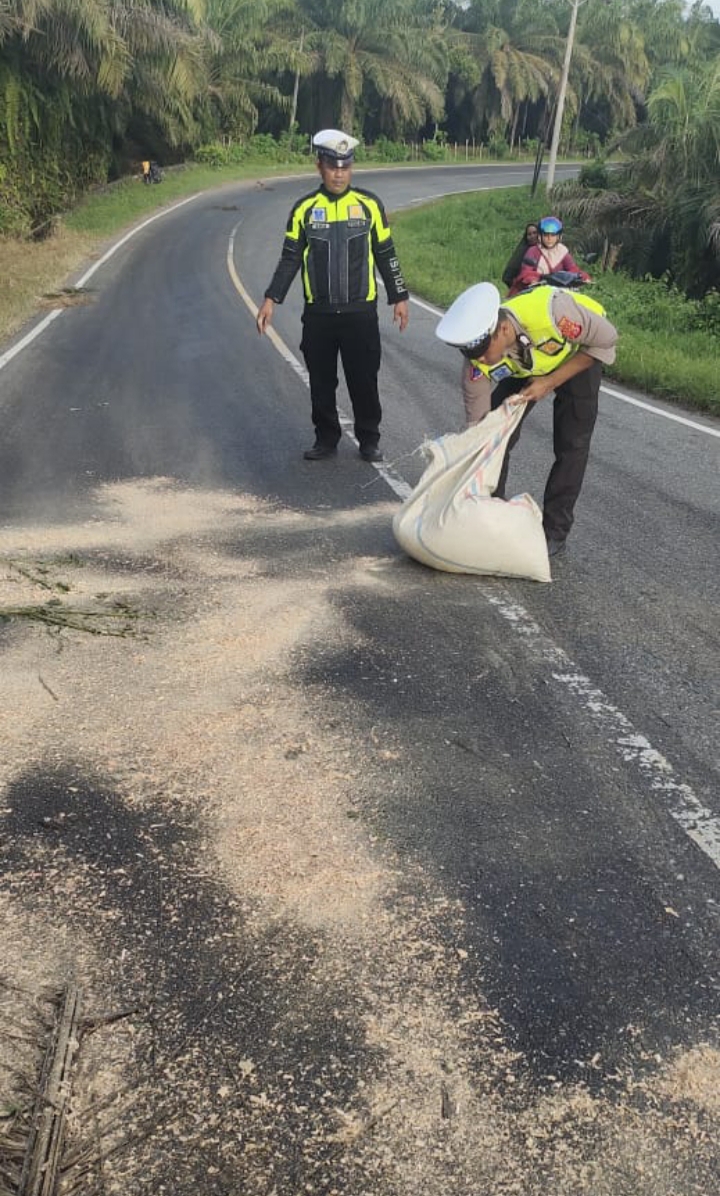 Ada Tumpahan Solar: Kasat Lantas, Bagi Pengendara yang Melintas di Gunong Trans Agar Berhati Hati