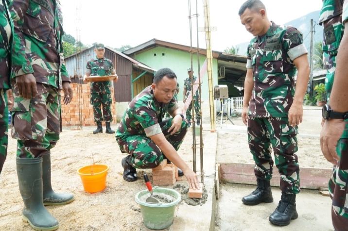 Danrem 012/TU Pasang Batu Bata Pertama Pembangunan Perumahan Prajurit Kodim 0107/Asel