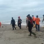 Personel Polres Aceh Jaya Bersama Tim Gabungan Melanjutkan Pencarian Nelayan yang Tenggelam di Hari Kedua