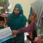 Ketua TP-PKK Aceh Selatan Meyerahkan Bantuan Biaya Pendidikan di Gampong Sapik