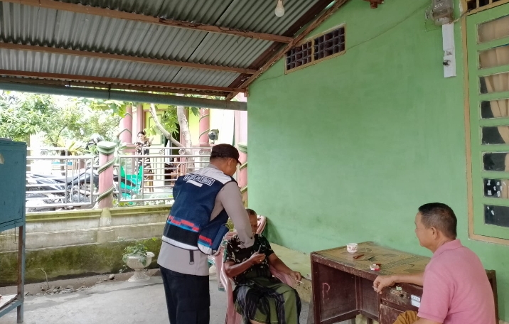 Sampaikan Kamtibmas, Bhabinkamtibmas Polsek Kluet Timur Laksanakan DDS kepada Masyarakat