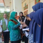 Pj. Ketua TP-PKK Serahkan Bantuan Pendidikan dan Bantuan Fakir Uzur di Ladang Rimba