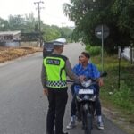 Strong Point Pagi: Sat Lantas Polres Aceh Jaya Ingatkan Pelajar Pentingnya Penggunaan Helm