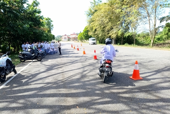 Polres Aceh Jaya Gelar “Safety Riding Keselamatan Berlalulintas” Untuk Siswa-siswi SMAN 1 Calang