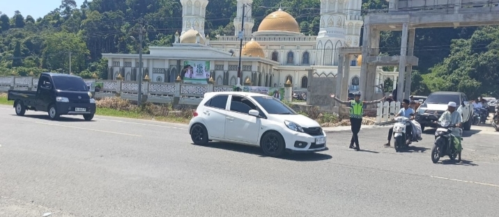 Satlantas Polres Aceh Jaya Lakukan Pengamanan dan Pengaturan Lalin Jamah Shalat Jum’at