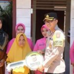 Hari Bhayangkara ke-78, Kapolres Aceh Timur Serahkan Bantuan Rumah Kepada Nek Sakdiah