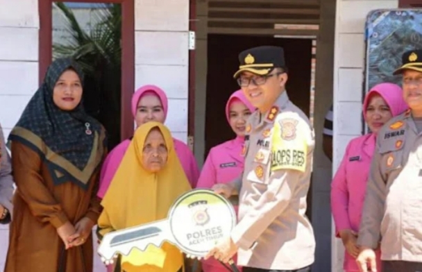 Hari Bhayangkara ke-78, Kapolres Aceh Timur Serahkan Bantuan Rumah Kepada Nek Sakdiah