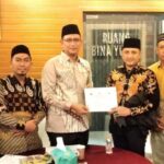 Pj Bupati Aceh Selatan Menyerahkan Dokumen Baitul Mal kepada Ketua Umum IKAMAS di Jakarta Timur