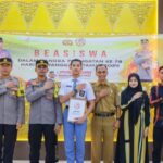 Kapolres Aceh Selatan Serahkan Beasiswa kepada Siswa Kurang Mampu Berprestasi dalam Rangka Hari Bhayangkara ke-78