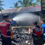 Personil Patroli Perintis Presisi Polres Aceh Jaya Cepat Tanggap Atasi Kebakaran di Desa Panton