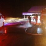 Cegah Terjadinya Laka Lantas, Personil Polsek Samadua Bersihkan Tumpahan Minyak di Jalan Umum