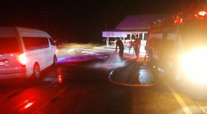 Cegah Terjadinya Laka Lantas, Personil Polsek Samadua Bersihkan Tumpahan Minyak di Jalan Umum