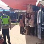 Personel Polsek Krueng Sabee Himbau Masyarakat dan Amankan Pasar Tumpah