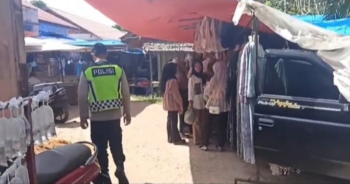 Personel Polsek Krueng Sabee Himbau Masyarakat dan Amankan Pasar Tumpah