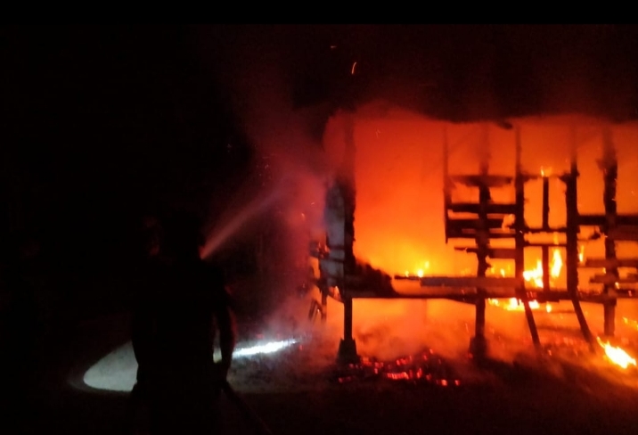 Respon Cepat Personel Patroli Presisi Polres Aceh Jaya Terhadap Kebakaran Rumah di Desa Sayeung