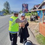 Ops Patuh Seulawah 2024: Sat Lantas Polres Aceh Jaya Berikan Helm Gratis Kepada Pengendara