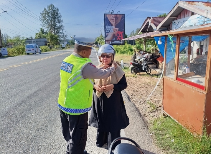 Ops Patuh Seulawah 2024: Sat Lantas Polres Aceh Jaya Berikan Helm Gratis Kepada Pengendara