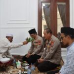 Silaturahmi ke Dayah AMAL, Kapolres Aceh Timur Bersama Wakapolres di Peusijuk Ayah Armis