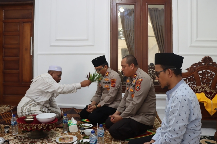 Silaturahmi ke Dayah AMAL, Kapolres Aceh Timur Bersama Wakapolres di Peusijuk Ayah Armis