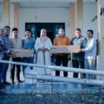 Pj Bupati Fitriany Farhas Serahkan Bantuan Lampu PJU Untuk Desa dan Pesantren di Nagan Raya