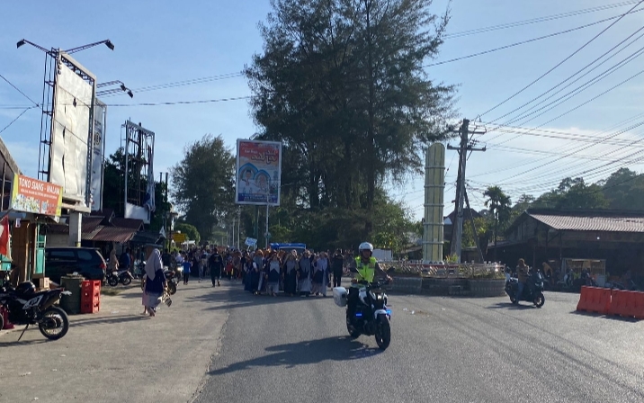 Polres Aceh Jaya Laksanakan Pengawalan dan Pengamanan Lalin pada Pawai Karnaval Hut Aceh Jaya ke-22