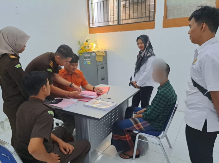 Satreskrim Polres Aceh Selatan Serahkan Tersangka dan Barang Bukti Kasus Pelecehan Seksual ke JPU