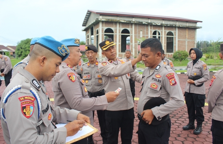 Tingkatkan Disiplin, Sipropam Polres Aceh Jaya Lakukan Pemeriksaan Surat Kelengkapan Anggota dan ASN Polri serta Sikap Tampang