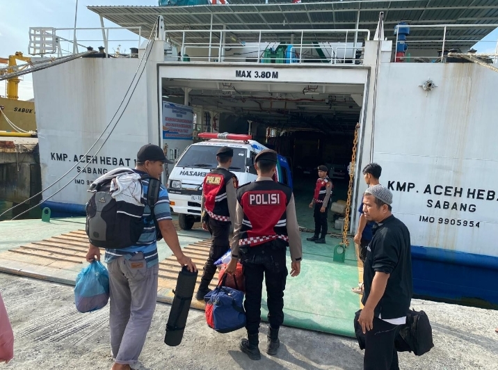 Satsamapta Polres Aceh Jaya Patroli ke Pelabuhan Calang Untuk Meminimalisir Kejahatan dan Berikan Himbauan Humanis