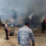 Personil Polsek Labuhanhaji Bantu Evakuasi Kebakaran Bengkel Las dan Gudang