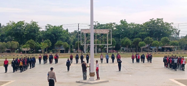 Persiapan HUT RI ke 79, Anggota Polsek Idi Rayeuk Latih Paskibra