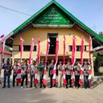 Keliling Desa, Bhabinkamtibmas Polsek Darul Aman dan Babinsa Koramil 06/DAM Himbau Warga Pasang Bendera Merah Putih