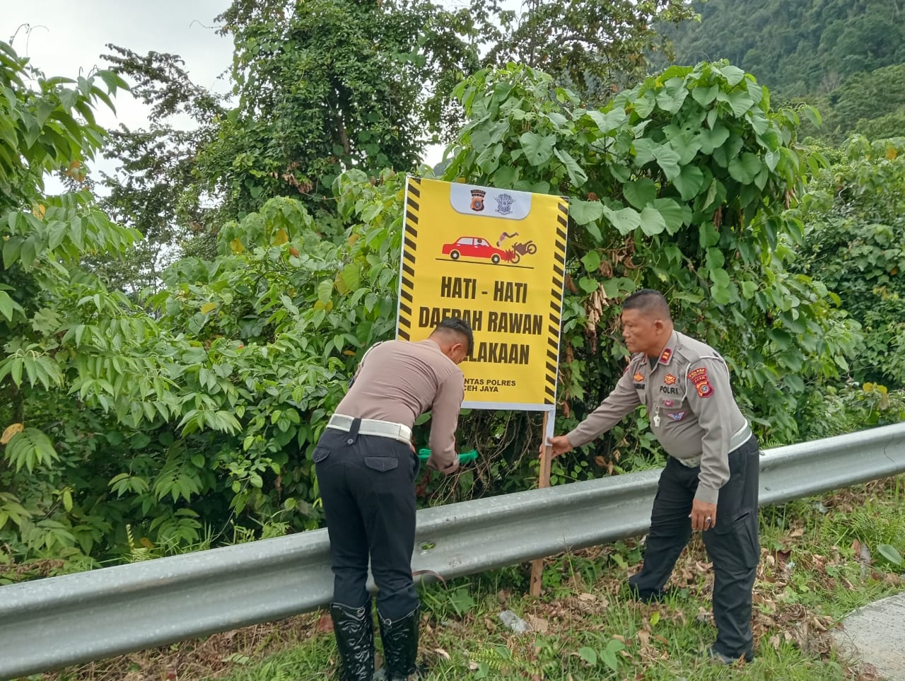 Pemasangan Spanduk Himbauan di Wilkum Polres Aceh Jaya