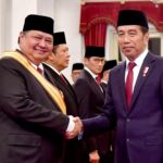 Presiden Joko Widodo Menganugerahkan Tanda Kehormatan RI kepada 64 Tokoh di Istana Negara