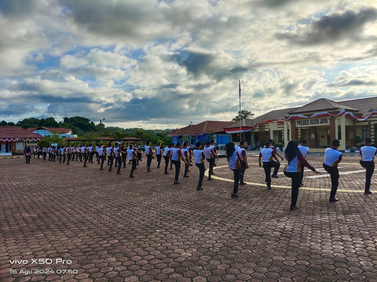 Personil Polres Aceh Jaya Gelar Olahraga Bersama untuk Tingkatkan Kebugaran dan Soliditas