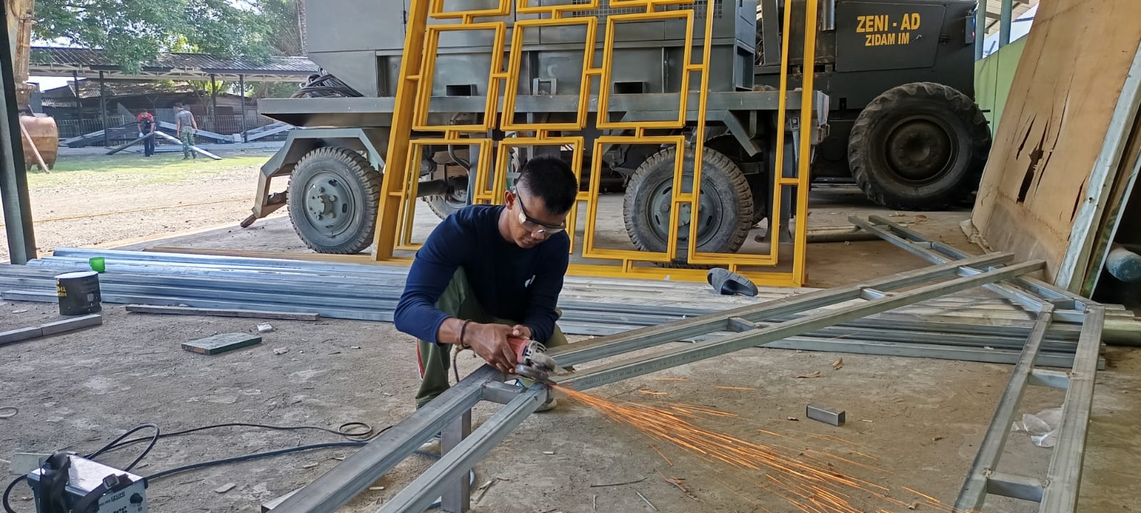 Pemasangan Kanopi dan Tulisan Akrilik di SMPN 1 Banda Aceh Memasuki Hari ke-12