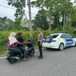 Sat Lantas Polres Aceh Jaya Gelar Patroli Rutin, Berikan Teguran kepada Pengendara Motor yang Tidak Memakai Helm