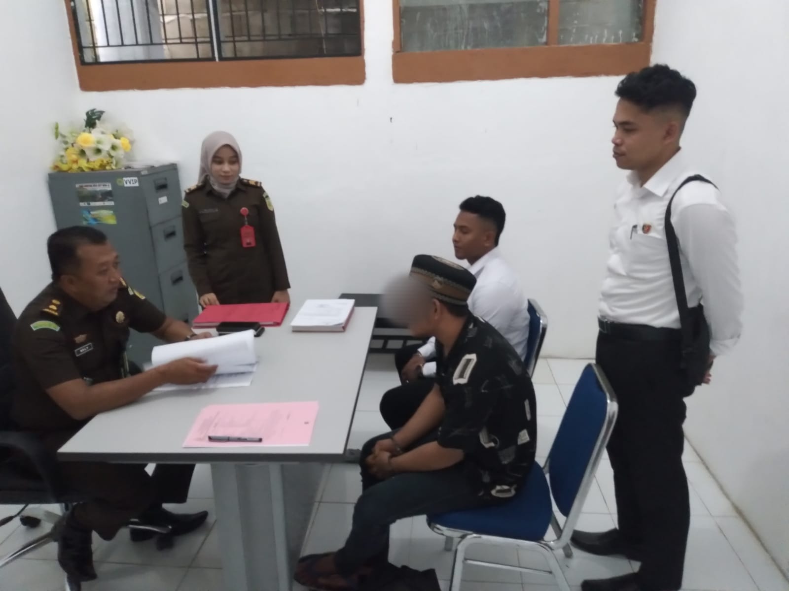 Satreskrim Polres Aceh Selatan Menyerahkan Tersangka dan Barang Bukti Kasus Pencurian ke JPU