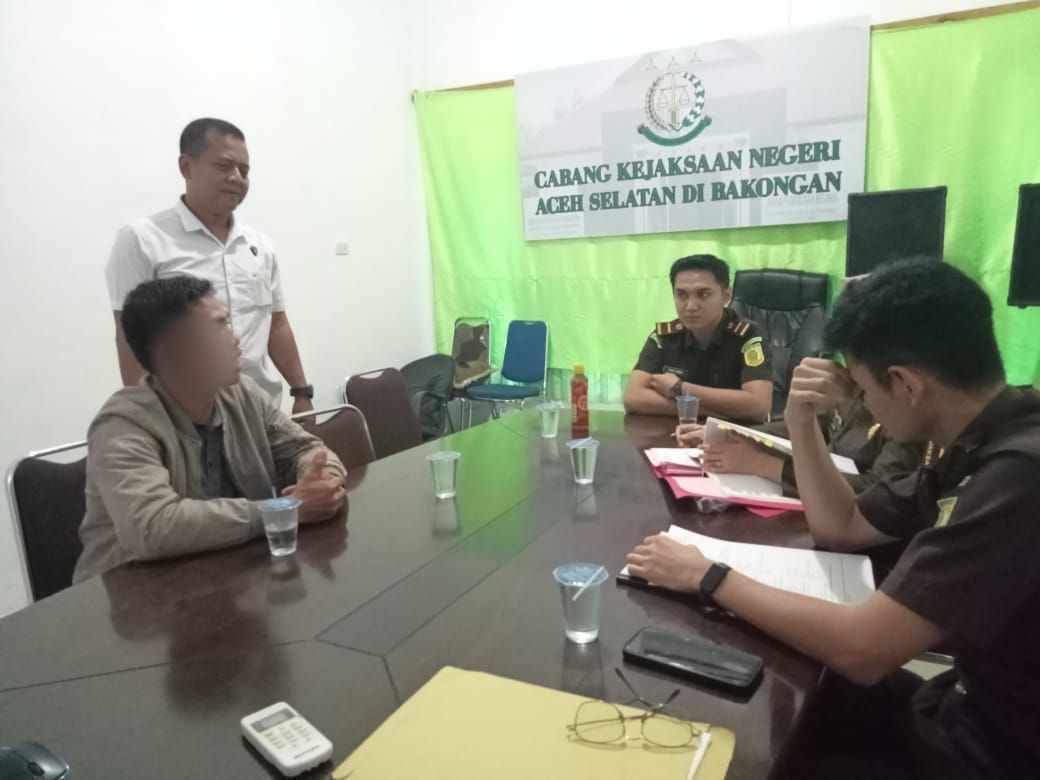 Unit Reskrim Polsek Trumon Timur Serahkan Tersangka dan Barang Bukti Kasus Penganiayaan ke JPU