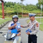Satlantas Polres Aceh Jaya Bagikan Brosur dan Stiker Keselamatan Berlalu Lintas