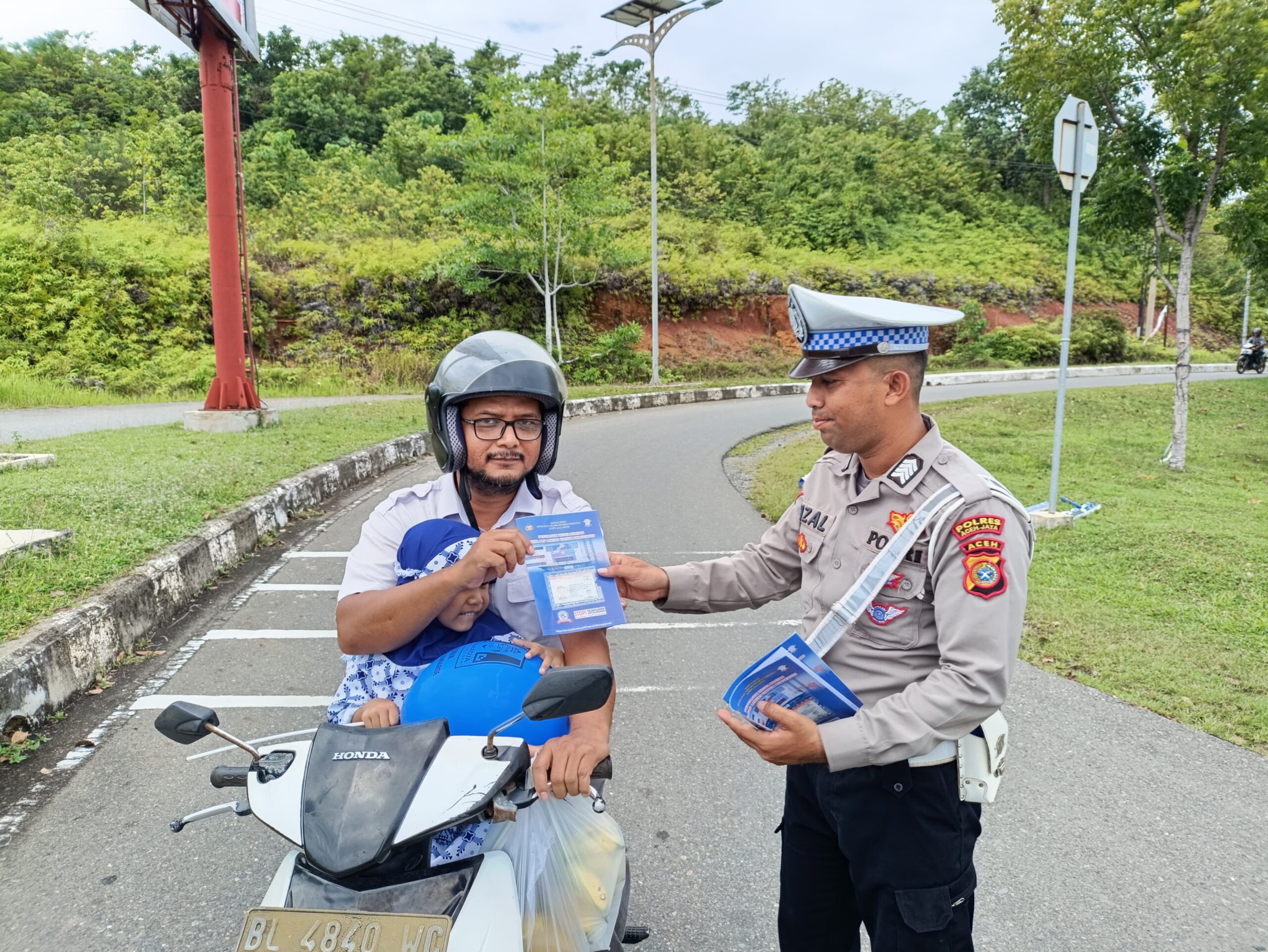 Satlantas Polres Aceh Jaya Bagikan Brosur dan Stiker Keselamatan Berlalu Lintas