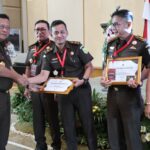 Kejari Aceh Selatan Terima Piagam Penghargaan Penyelesaian Perkara Tindak Narkotika Berdasarkan Keadilan Restoratif