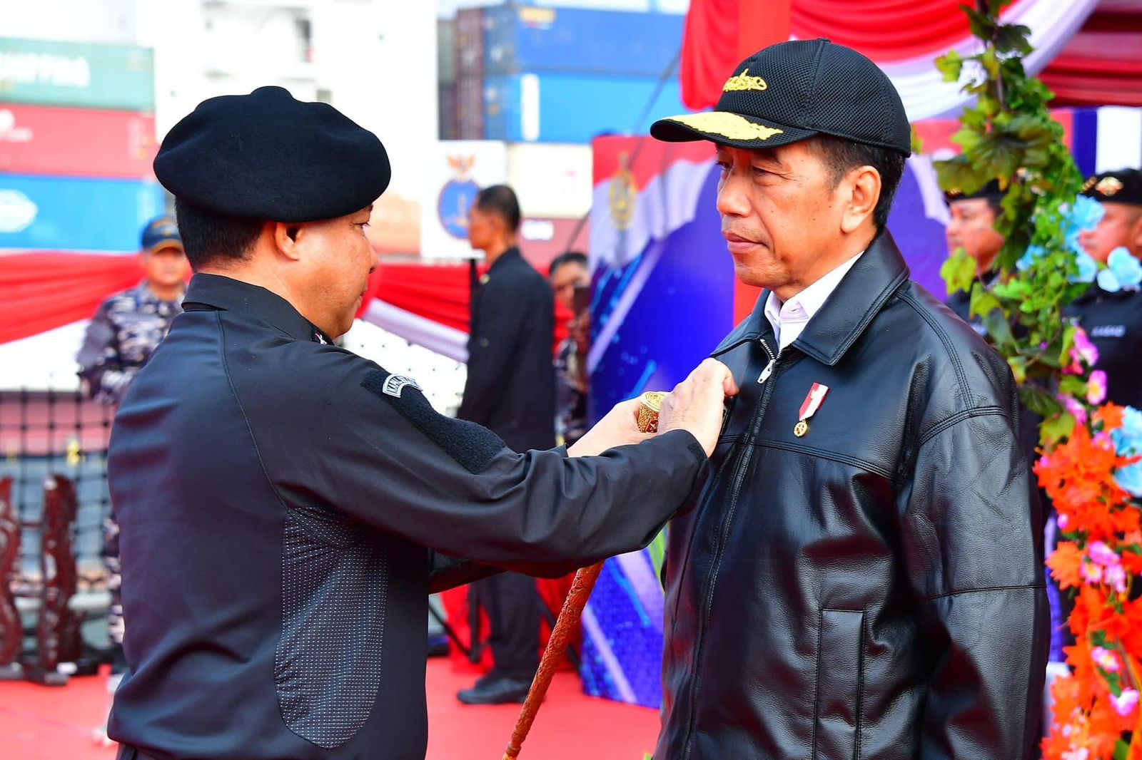 Panglima TNI H Agus Subianto SE MSi Sematkan Brevet Kehormatan Hiu Kencana Kepada Presiden Joko Widodo di atas KRI RJW-992