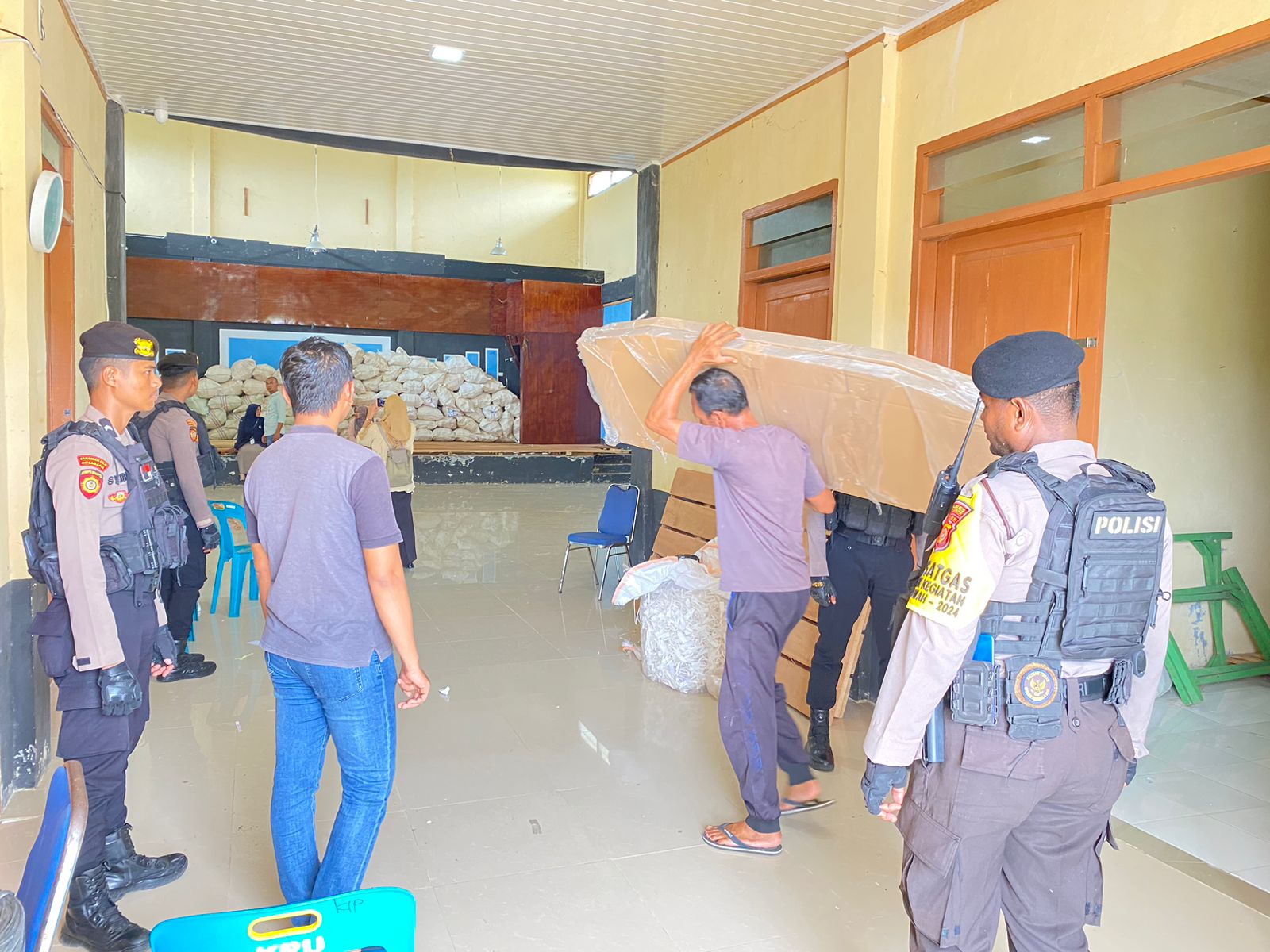 Personel Polres Aceh Jaya Amankan Kedatangan dan Penerimaan Logistik Pilkada 2024